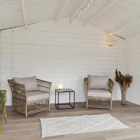 4 Bedroom Cozy In Holiday home *